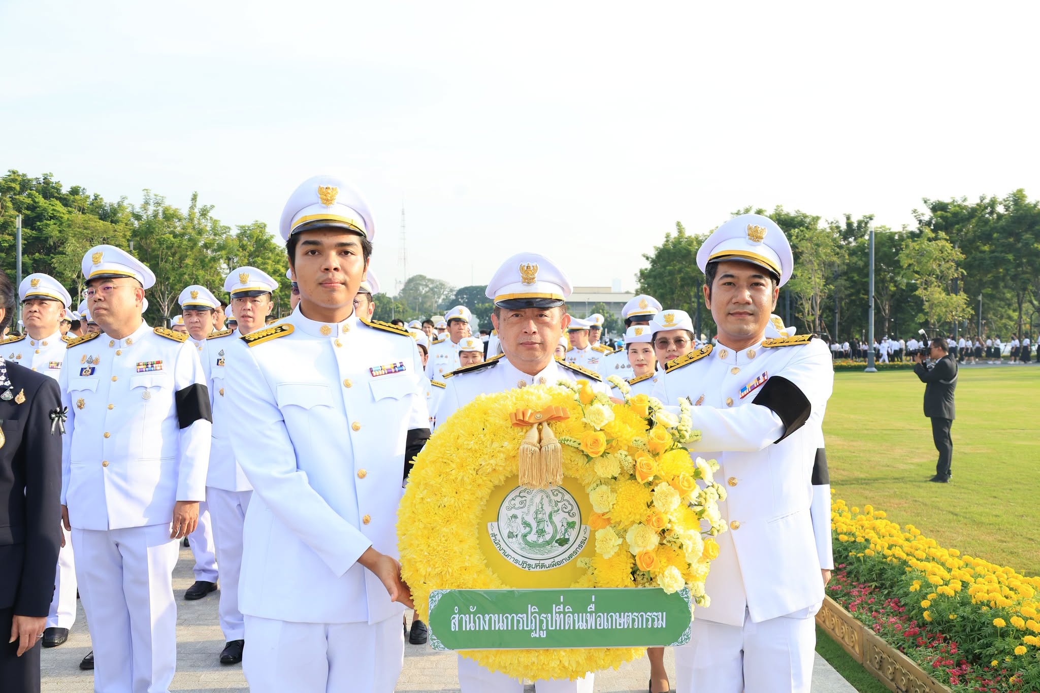 title - ส.ป.ก. ร่วมวางพวงมาลาถวายบังคมพระบรมราชานุสาวรีย์พระบาทสมเด็จพระบรมชนกาธิเบศร มหาภูมิพลอดุลยเดชมหาราช บรมนาถบพิตร เนื่องใน 